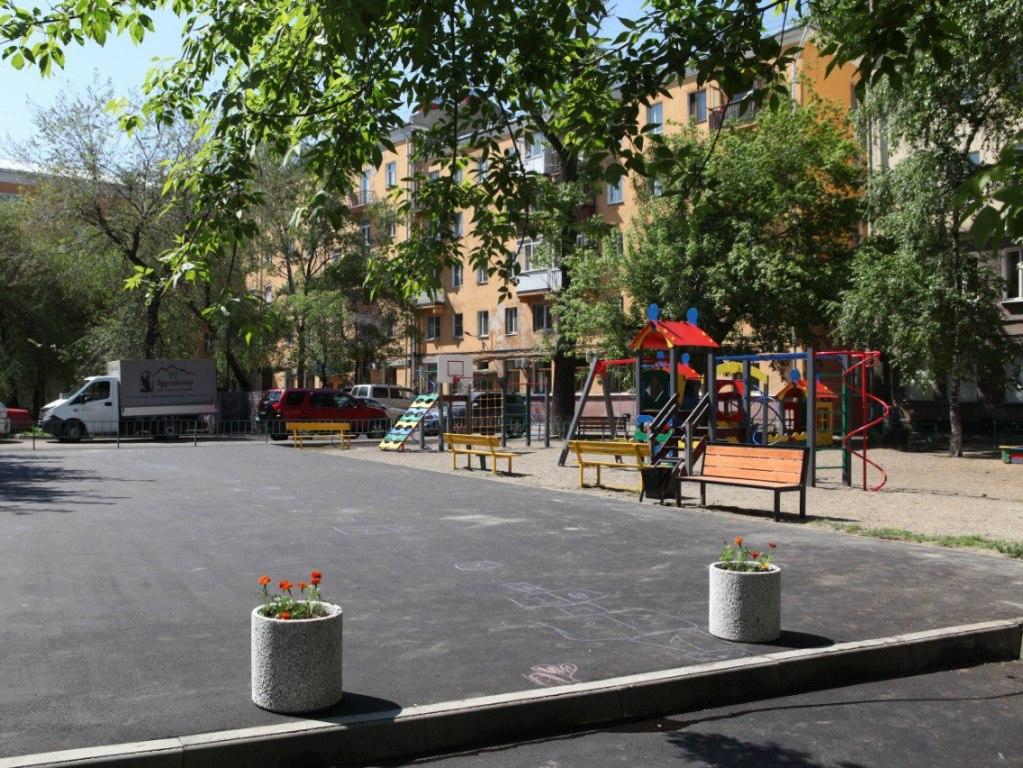 Мэр Иркутска проверил благоустройство дворов на улице Ленина