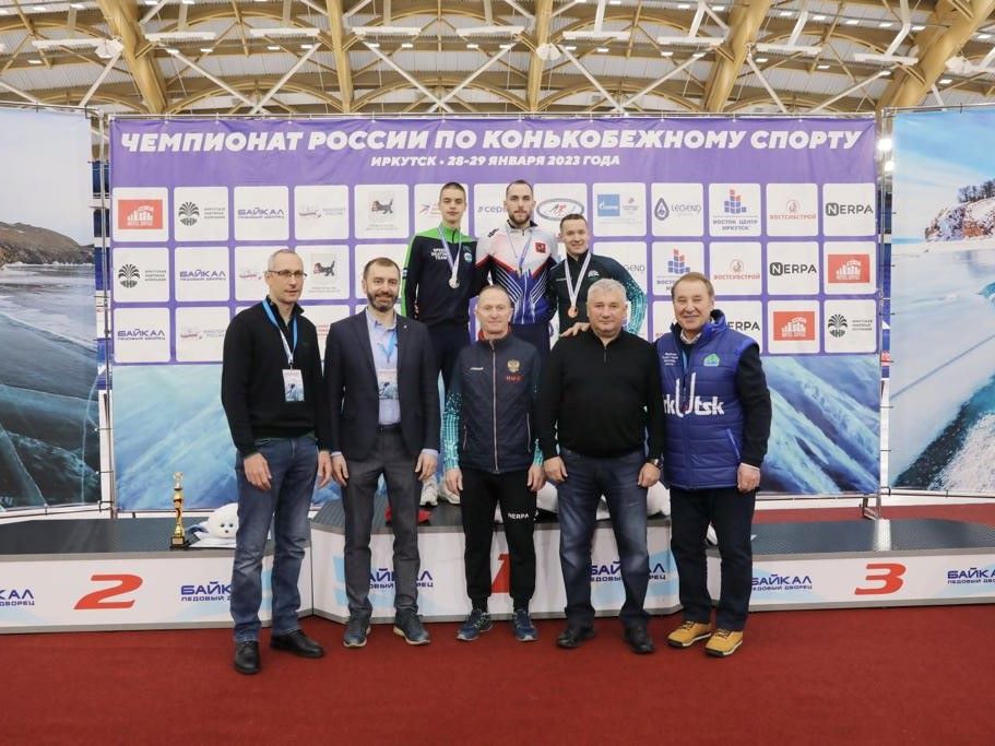 Александр Ведерников наградил победителей чемпионата России по конькобежному спорту