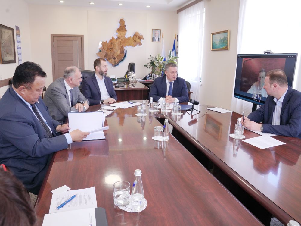 Игорь Кобзев и Александр Ведерников обсудили повестку мартовской сессии с руководителями фракций областного парламента