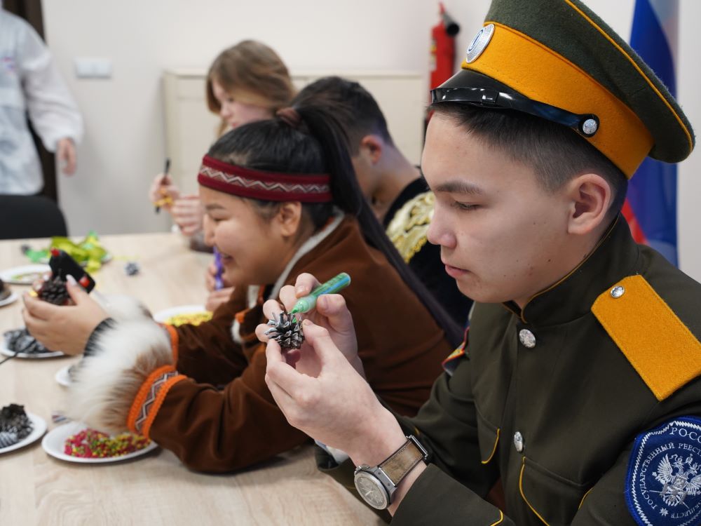 Волонтеры регионального избирательного штаба Владимира Путина провели мастер-класс по изготовлению новогодней игрушки