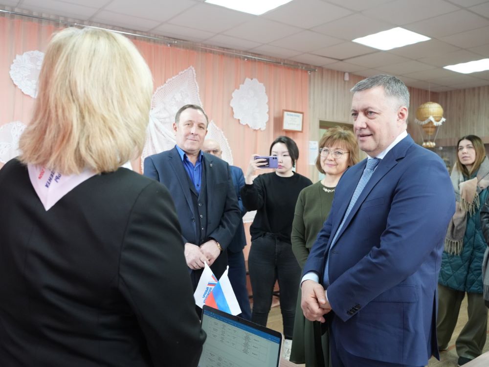 Игорь Кобзев проверил готовность избирательных участков к выборам Президента РФ