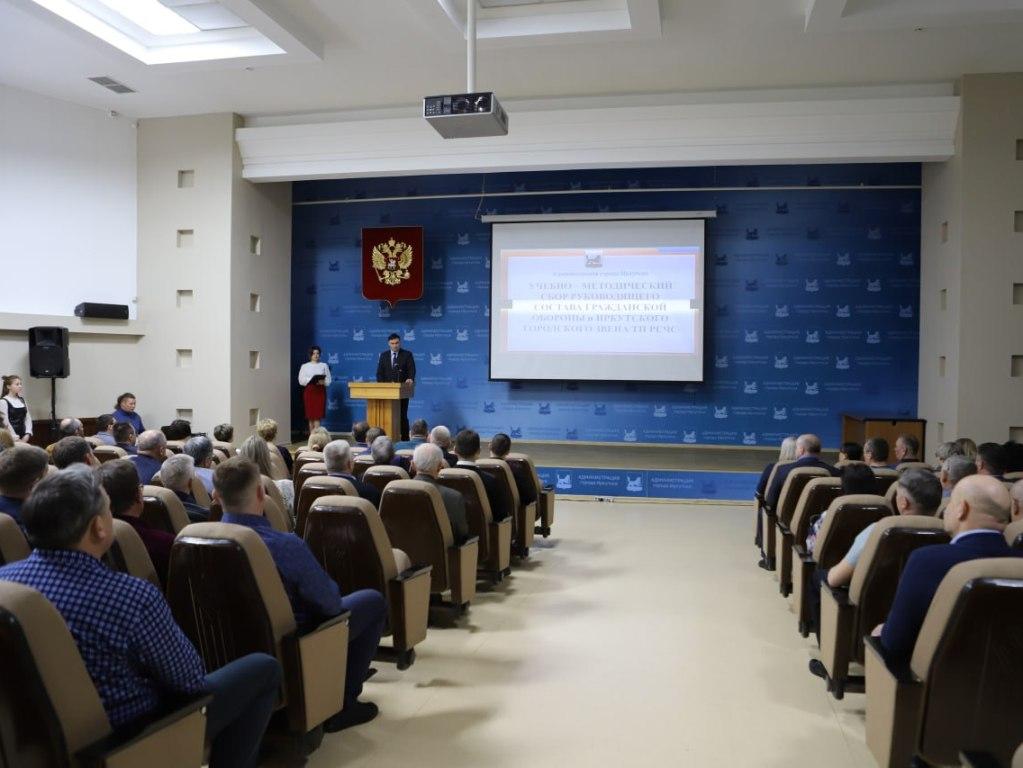 Мэр Руслан Болотов поощрил руководителей и работников Гражданской обороны и Иркутского городского звена