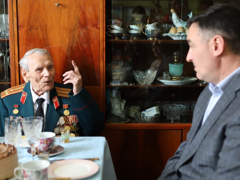 Мэр Иркутска поздравил ветерана со 105-летием